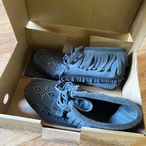 NEW Manitobah Beaded Mukluks w/ Vibram sole